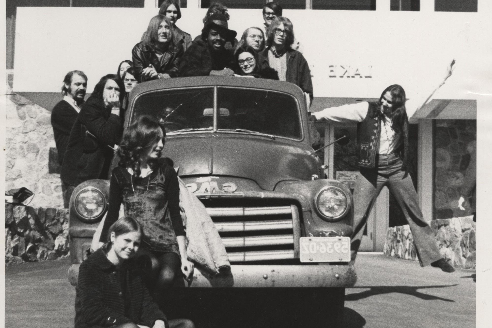 托马斯·杰斐逊学院的学生们在休伦湖大厅前的卡车上摆姿势. Keep on Truckin的海报就是基于这一系列的图片.